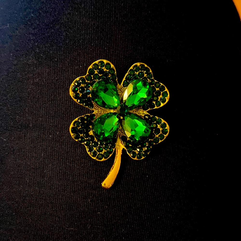 Clover brooch